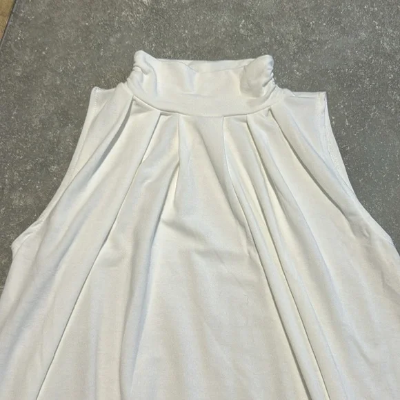 Zenana Sleeveless Mock-TurtleNeck Pleated Top with Waistband size Small NWOT - Picture 4 of 6